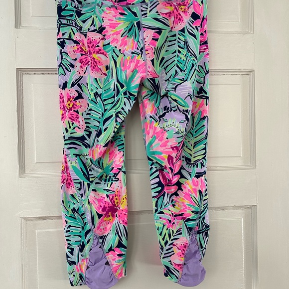 EUC LILLY PULITZER LUXLETIC CAPRI SIZE LARGE - Picture 2 of 3